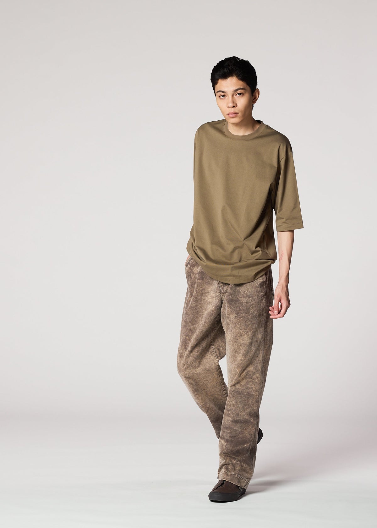 A model wears the IM MEN ELEMENTS trousers.