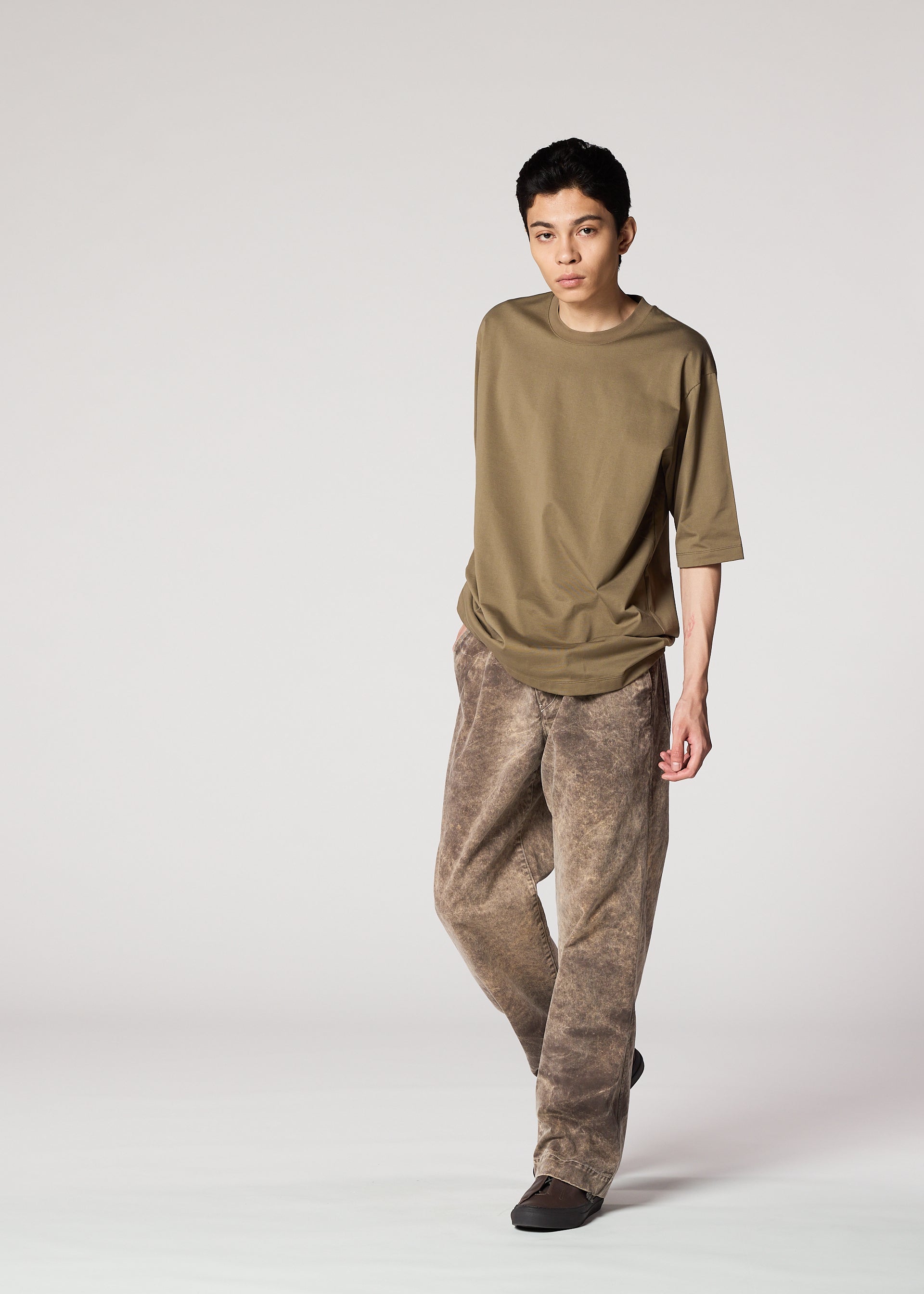 A model wears the IM MEN ELEMENTS trousers.