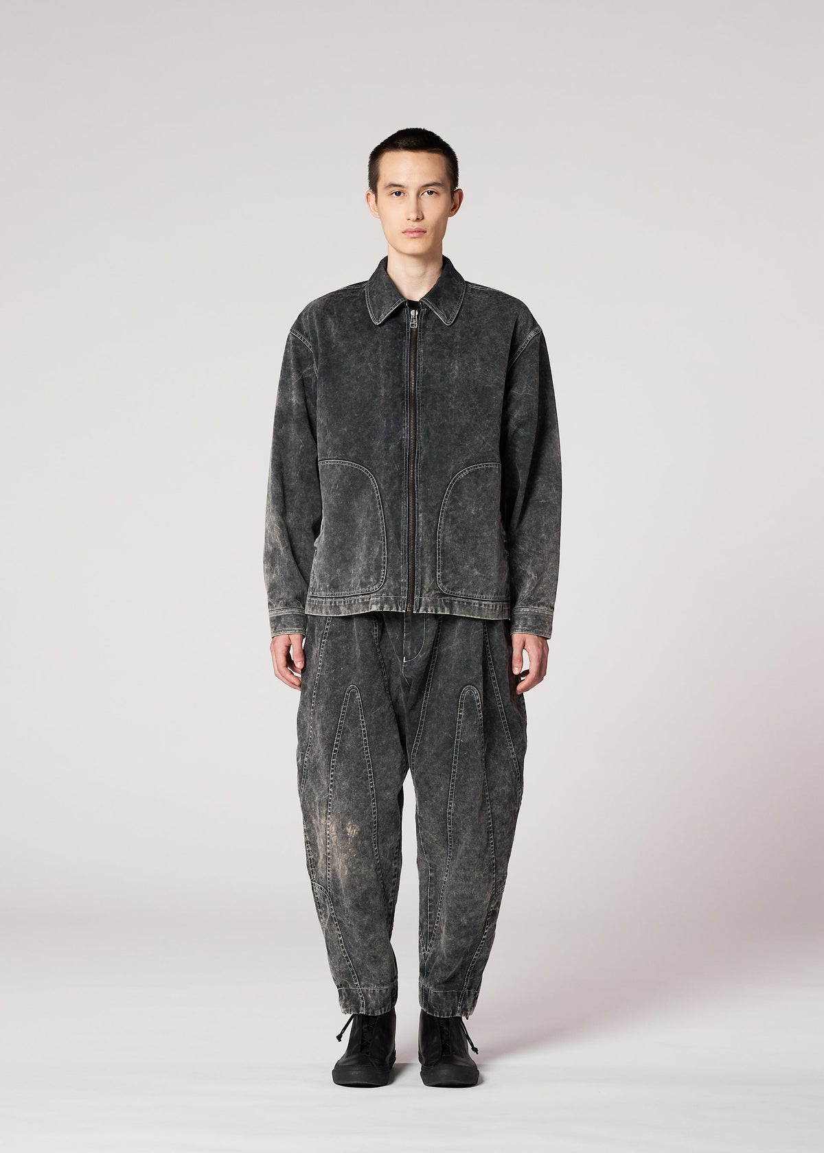 A model wears the IM MEN ELEMENTS trousers.