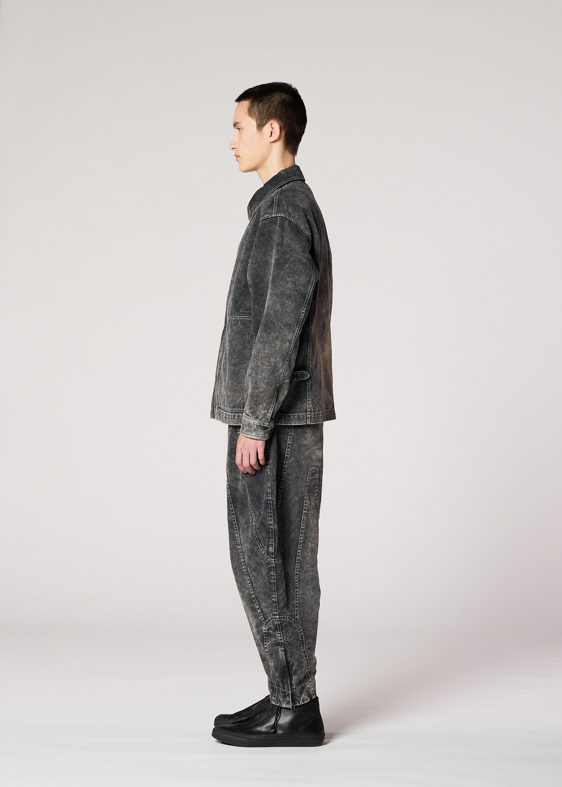 A model wears the IM MEN ELEMENTS trousers.