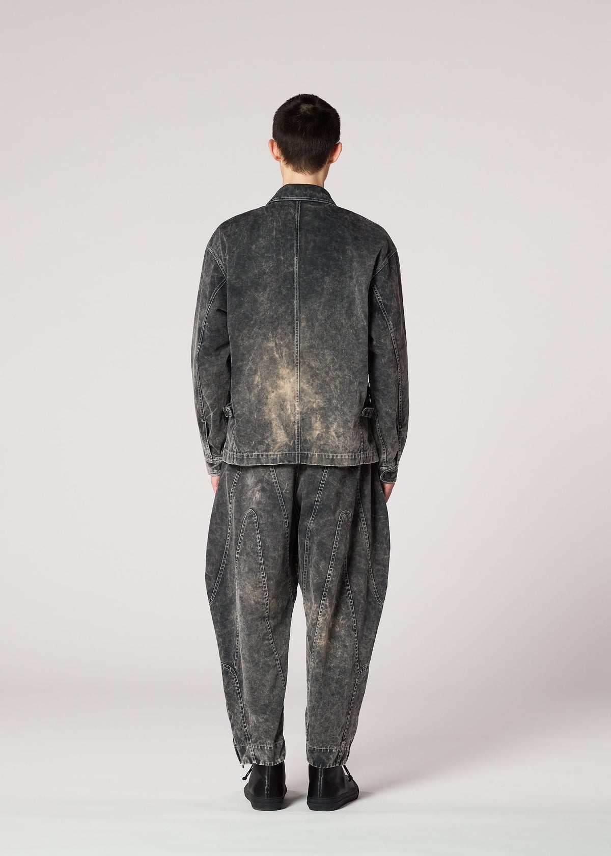 A model wears the IM MEN ELEMENTS trousers.