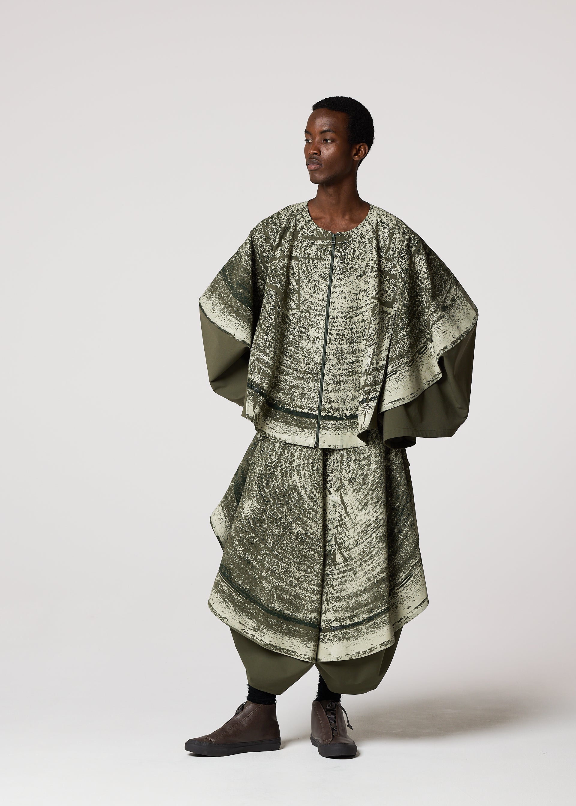 A model wears the IM MEN KAIYU trousers.