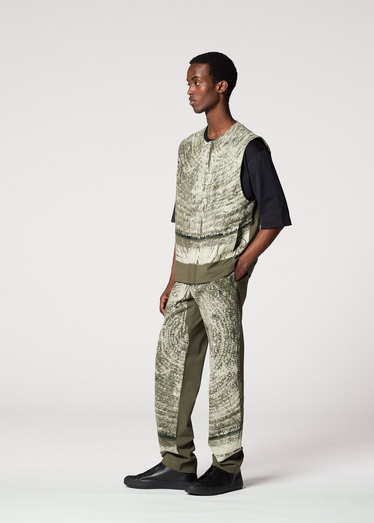 A model wears the IM MEN KAIYU trousers.
