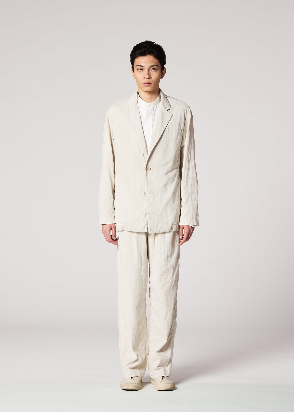 A model wears the IM MEN PIGMENT DOUBLE FACE COTTON trousers.