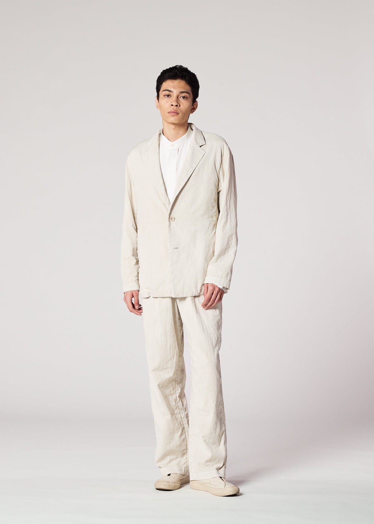 A model wears the IM MEN PIGMENT DOUBLE FACE COTTON trousers.