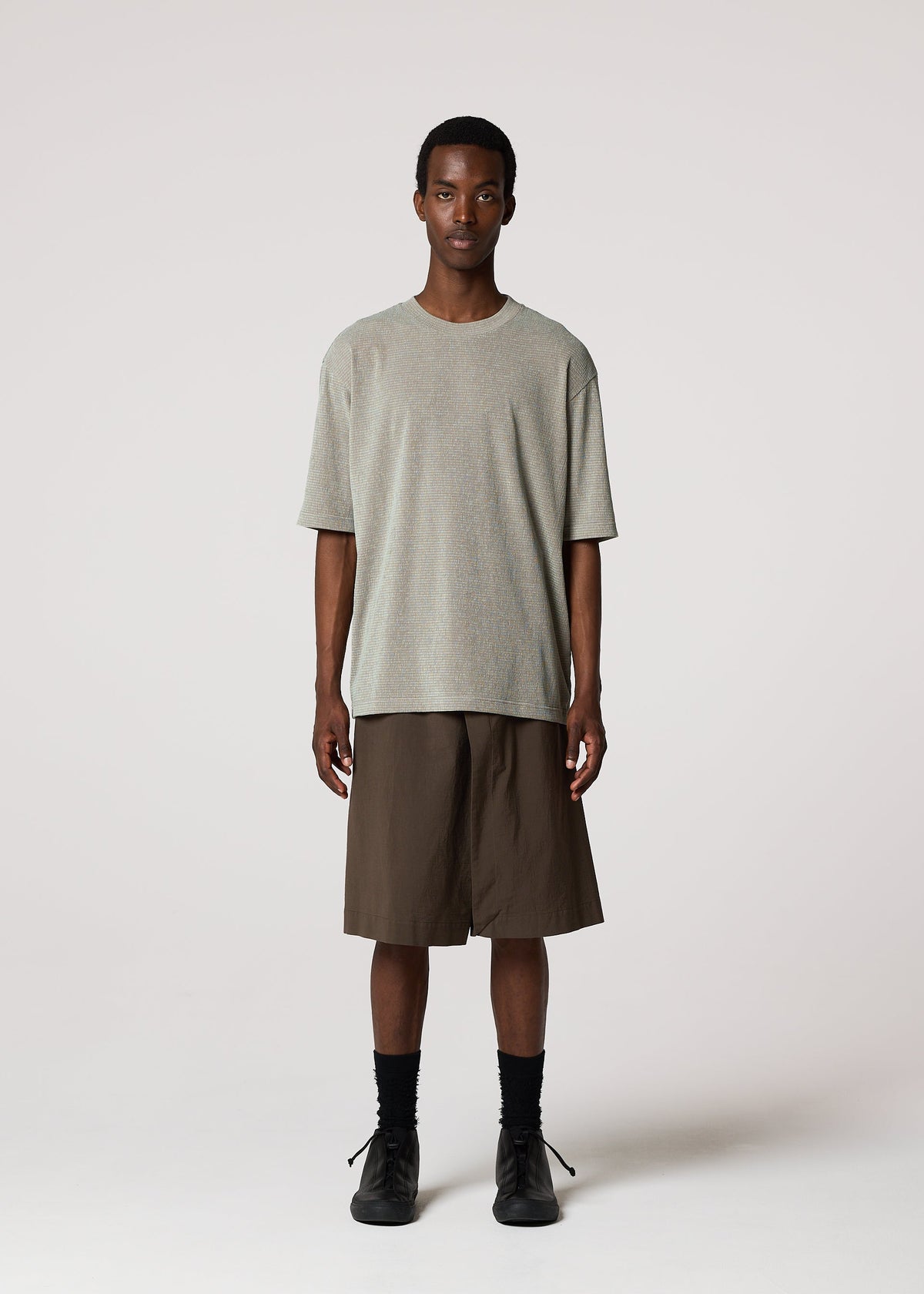 A model wears the IM MEN NAVY BOTTOMS navy-bottoms-trousers-dark-brown-1.