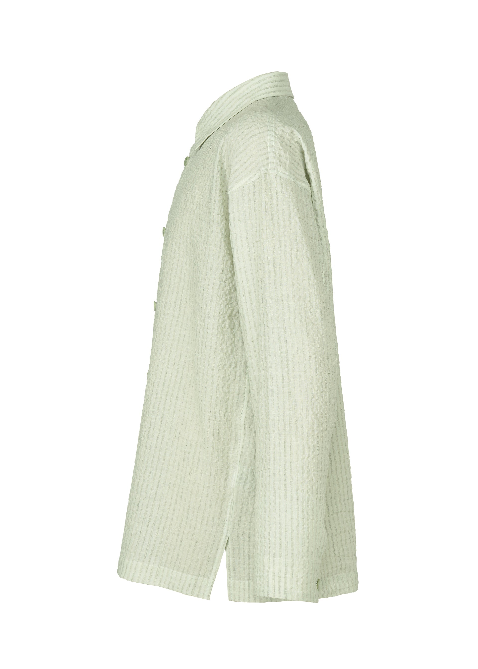 A detail shot of the IM MEN STRIPE LINEN SHRINK shirt.
