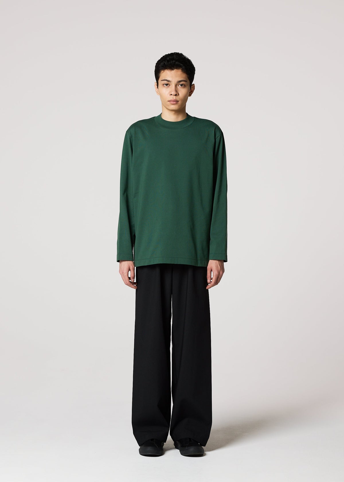 A model wears the IM MEN 40/2 JERSEY STITCH clothing.