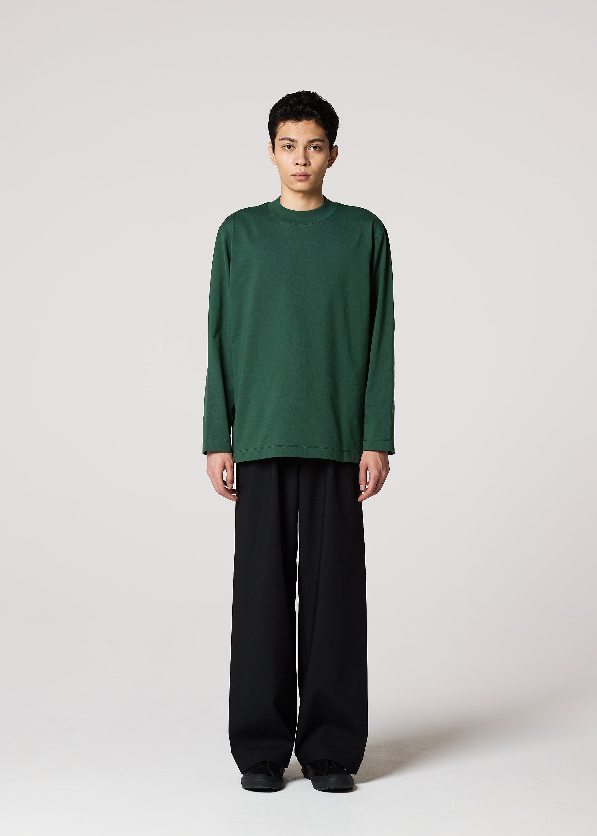 A model wears the IM MEN 40/2 JERSEY STITCH clothing.