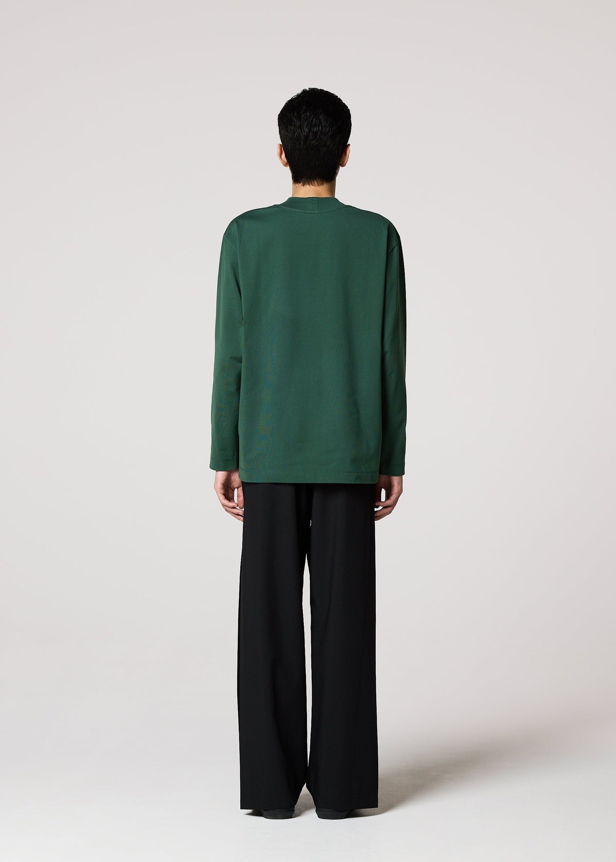 A model wears the IM MEN 40/2 JERSEY STITCH clothing.