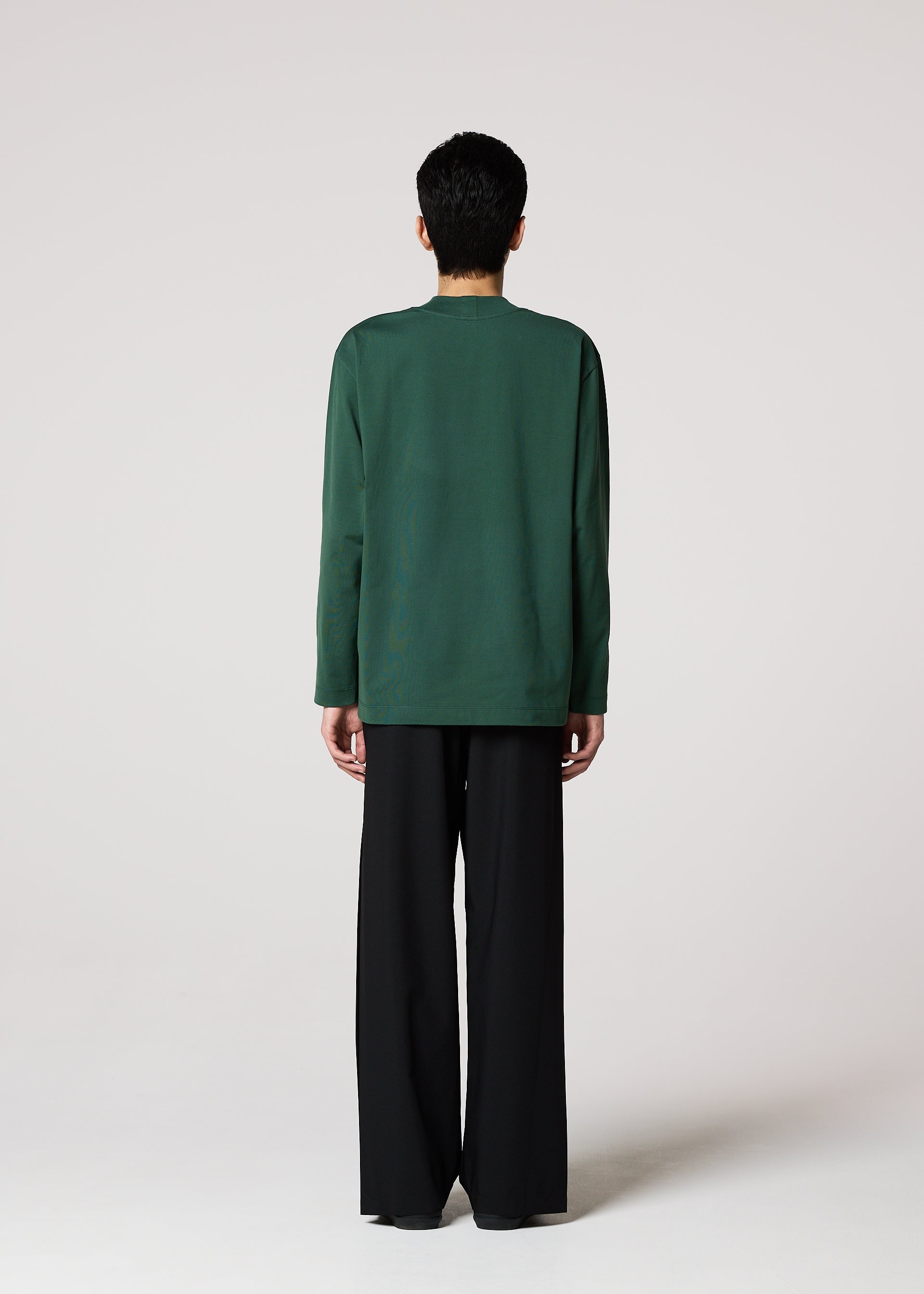 A model wears the IM MEN 40/2 JERSEY STITCH clothing.