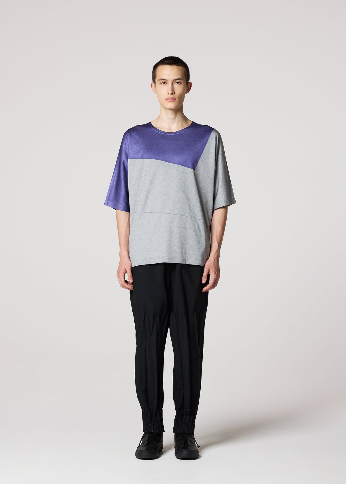A model wears the IM MEN GEOMETRY PLATING JERSEY top.