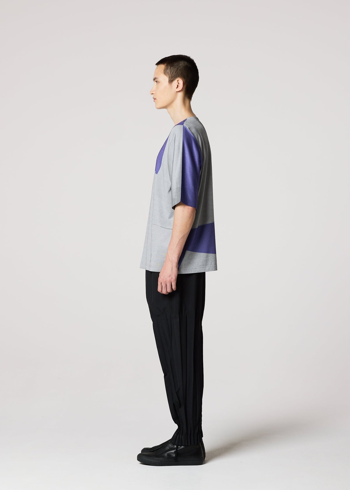 A model wears the IM MEN GEOMETRY PLATING JERSEY top.