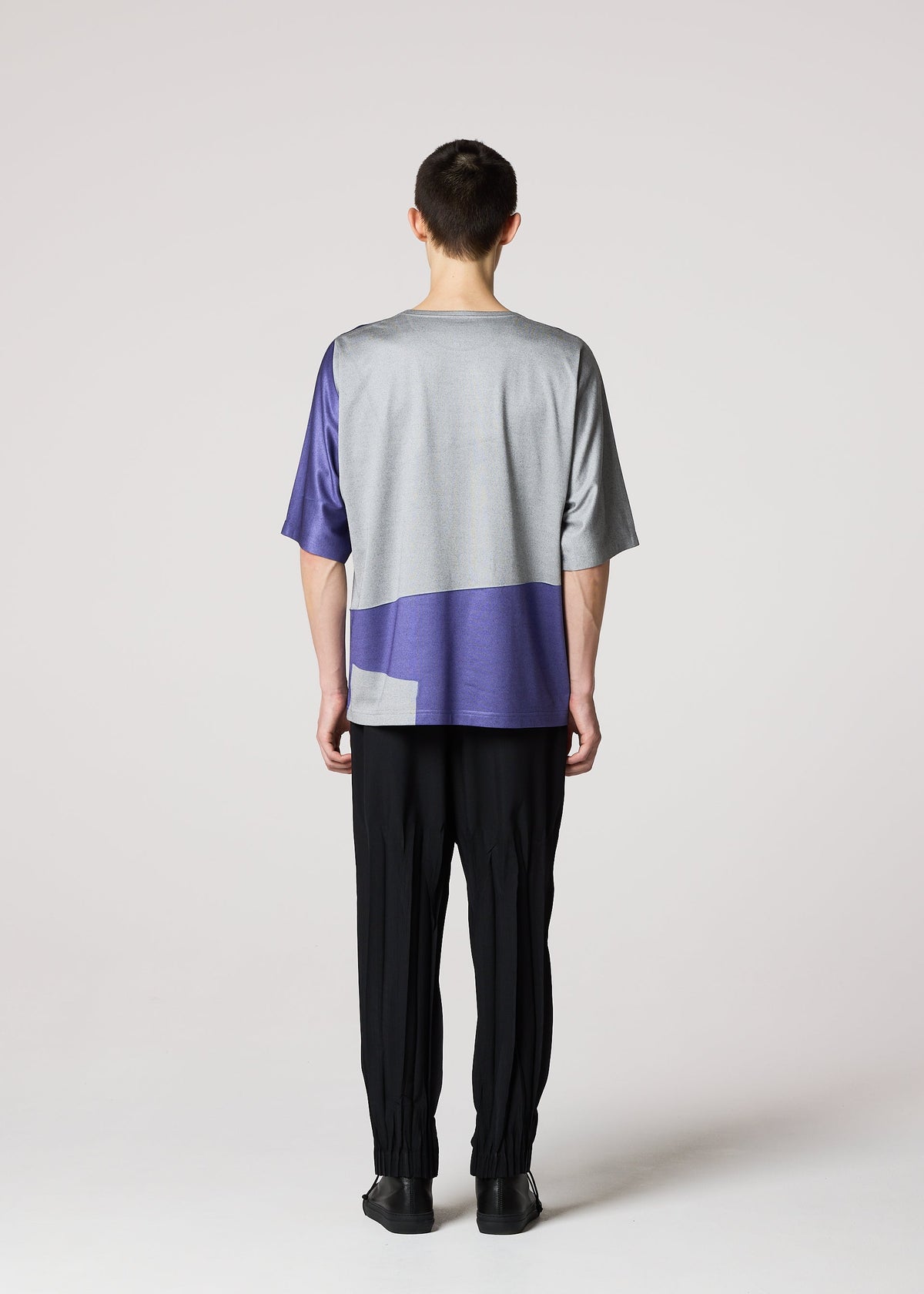 A model wears the IM MEN GEOMETRY PLATING JERSEY top.