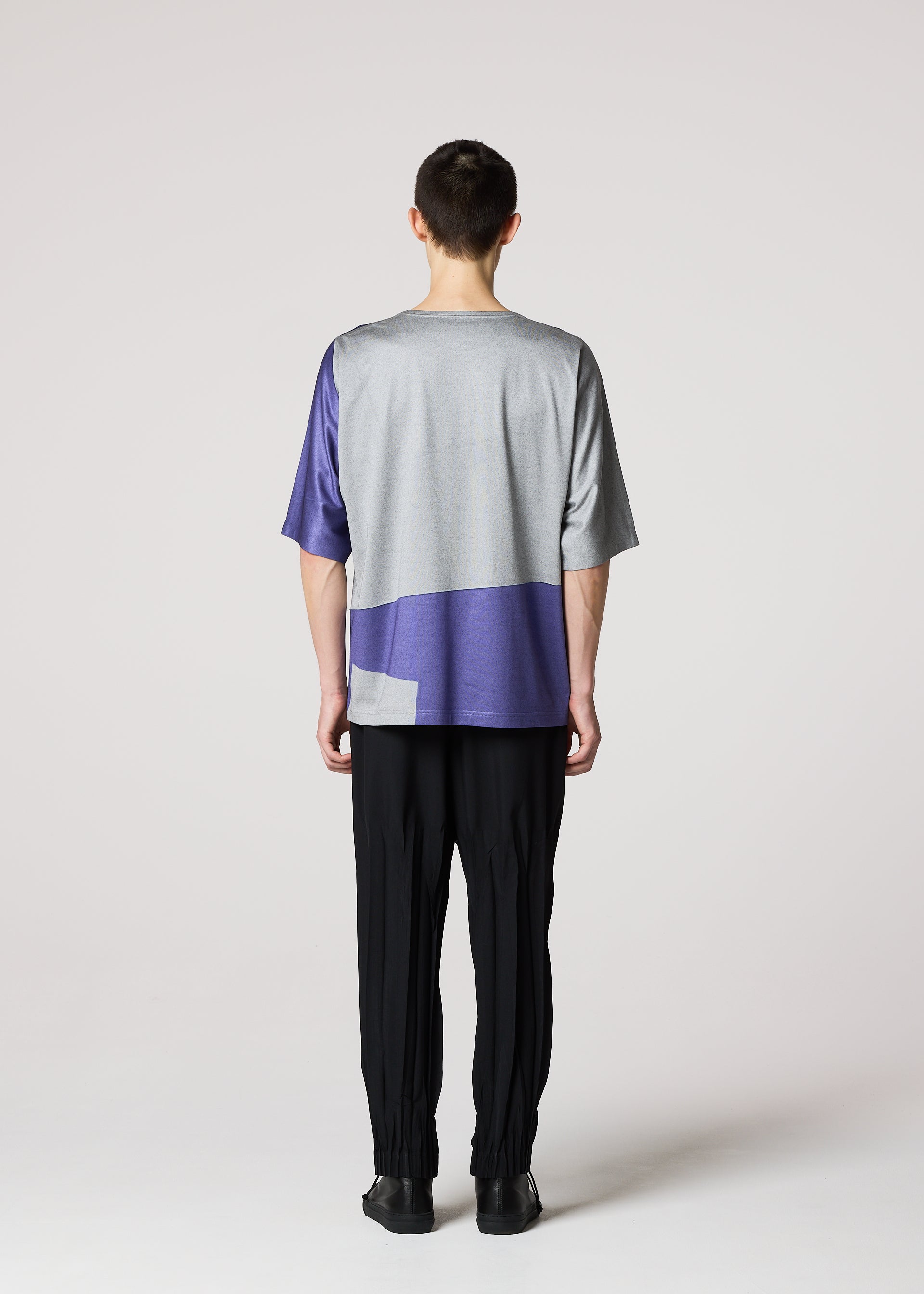 A model wears the IM MEN GEOMETRY PLATING JERSEY top.