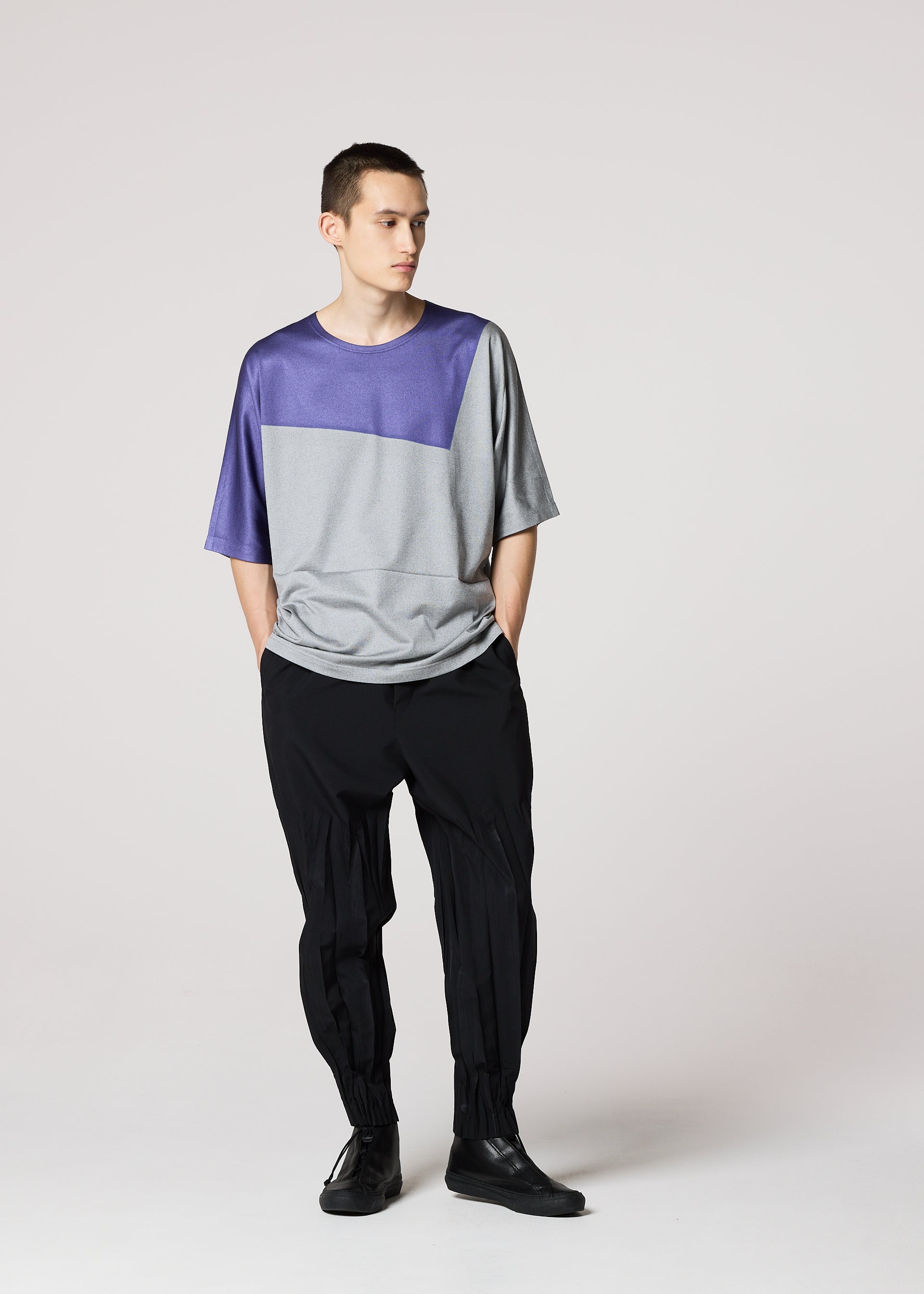 A model wears the IM MEN GEOMETRY PLATING JERSEY top.
