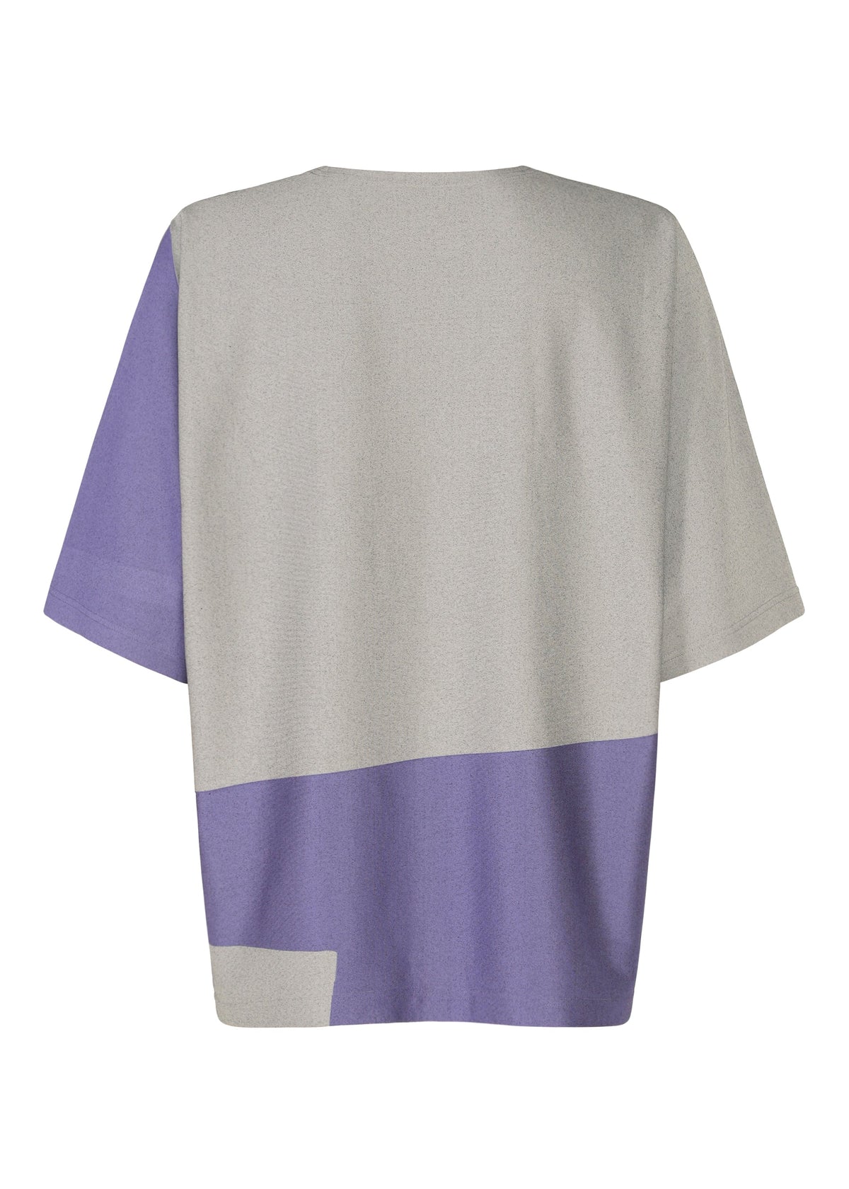 A detail shot of the IM MEN GEOMETRY PLATING JERSEY top.