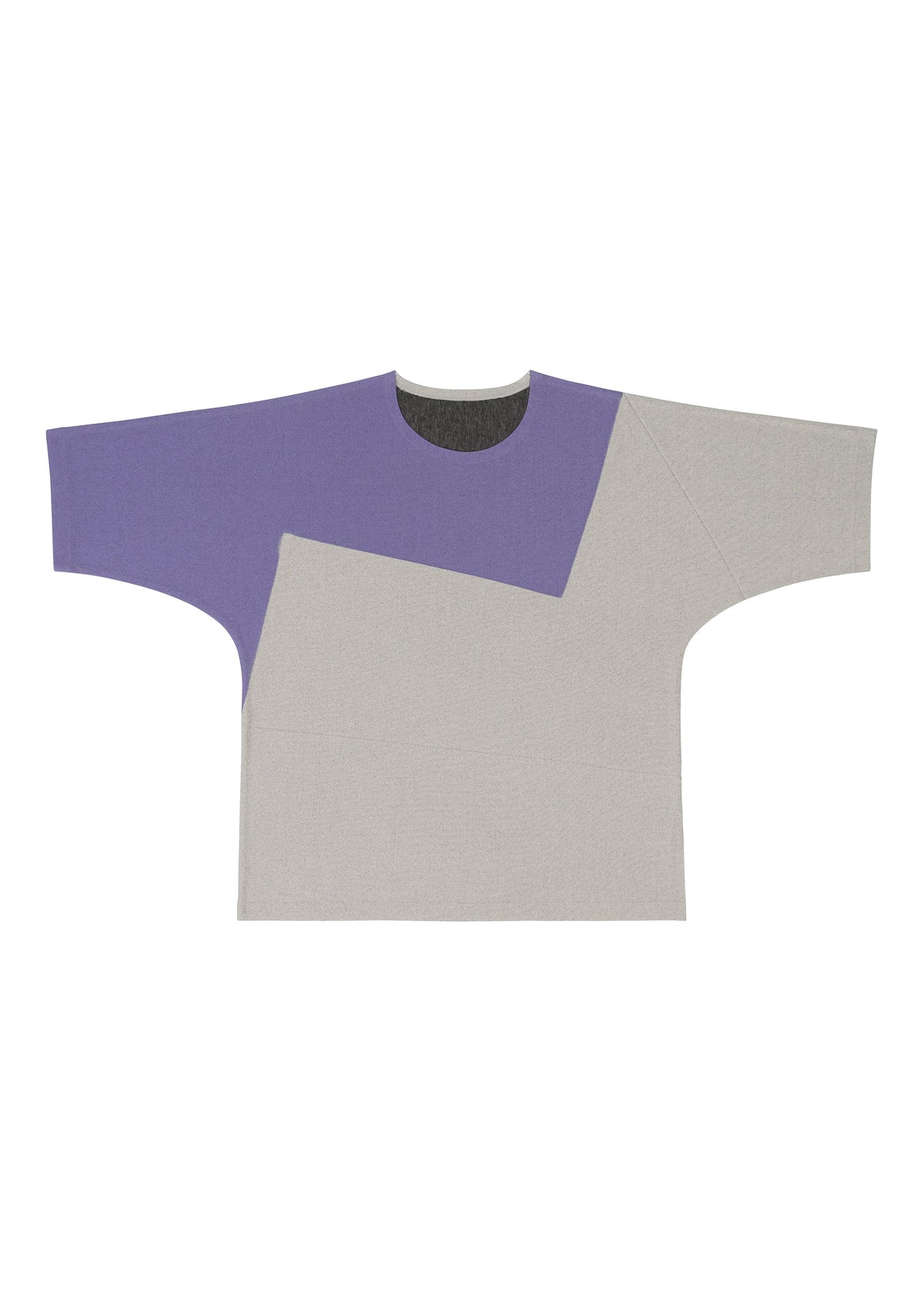 A detail shot of the IM MEN GEOMETRY PLATING JERSEY top.