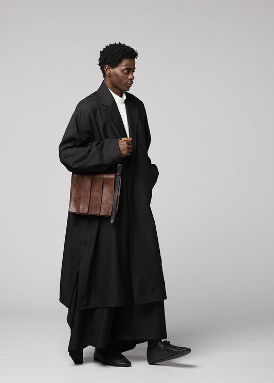 A model wears the IM MEN LEATHER PLEATS leather-pleats-shoulder-bag-brown-1.