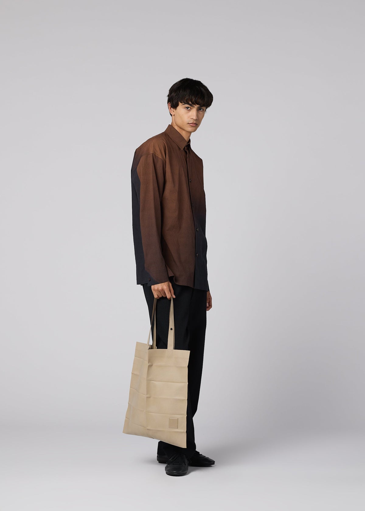 A model wears the IM MEN PATA PA pata-pa-tote-light-purple.