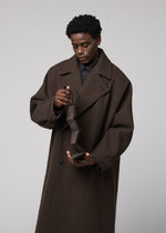A model wears the IM MEN PATA PA pata-pa-tote-beige.