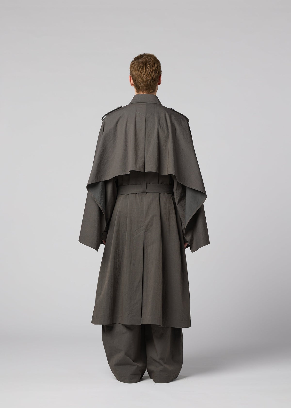 A model wears the IM MEN OVERLAP overlap-coat-brown.
