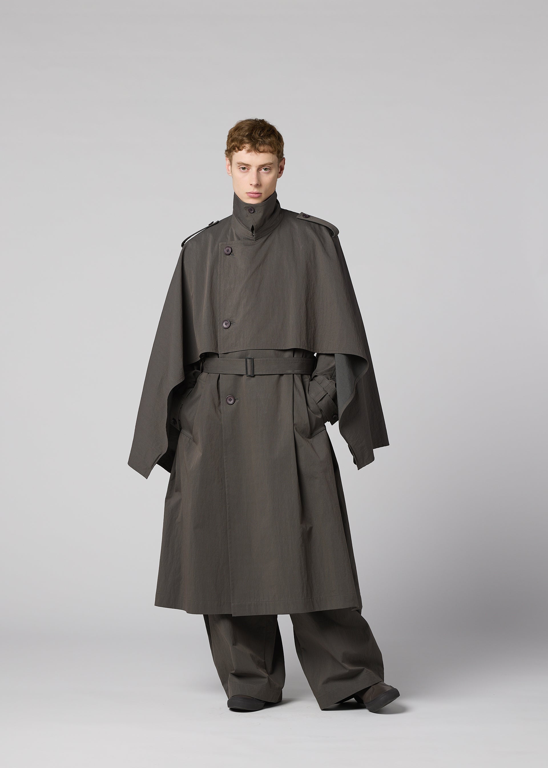 A model wears the IM MEN OVERLAP overlap-coat-brown.