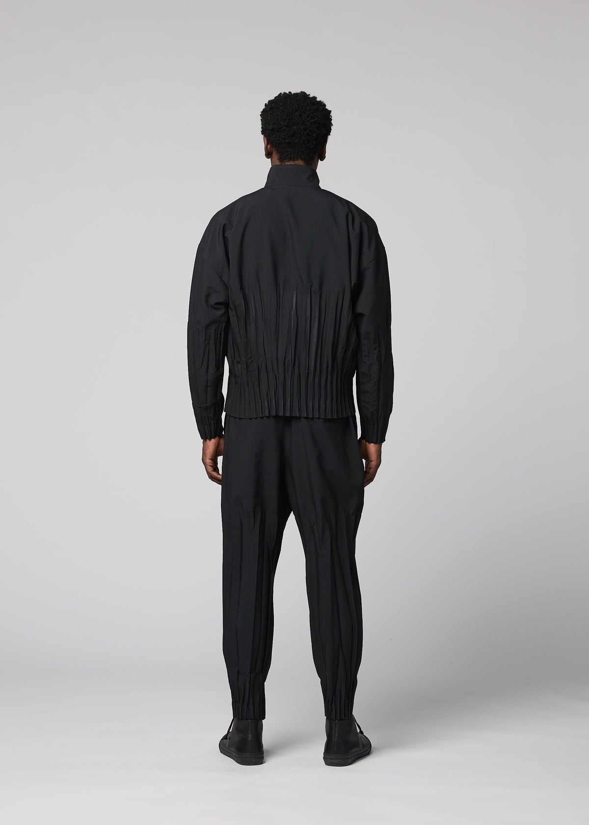 A model wears the IM MEN WAFT BLACK waft-black-jacket-black-1.