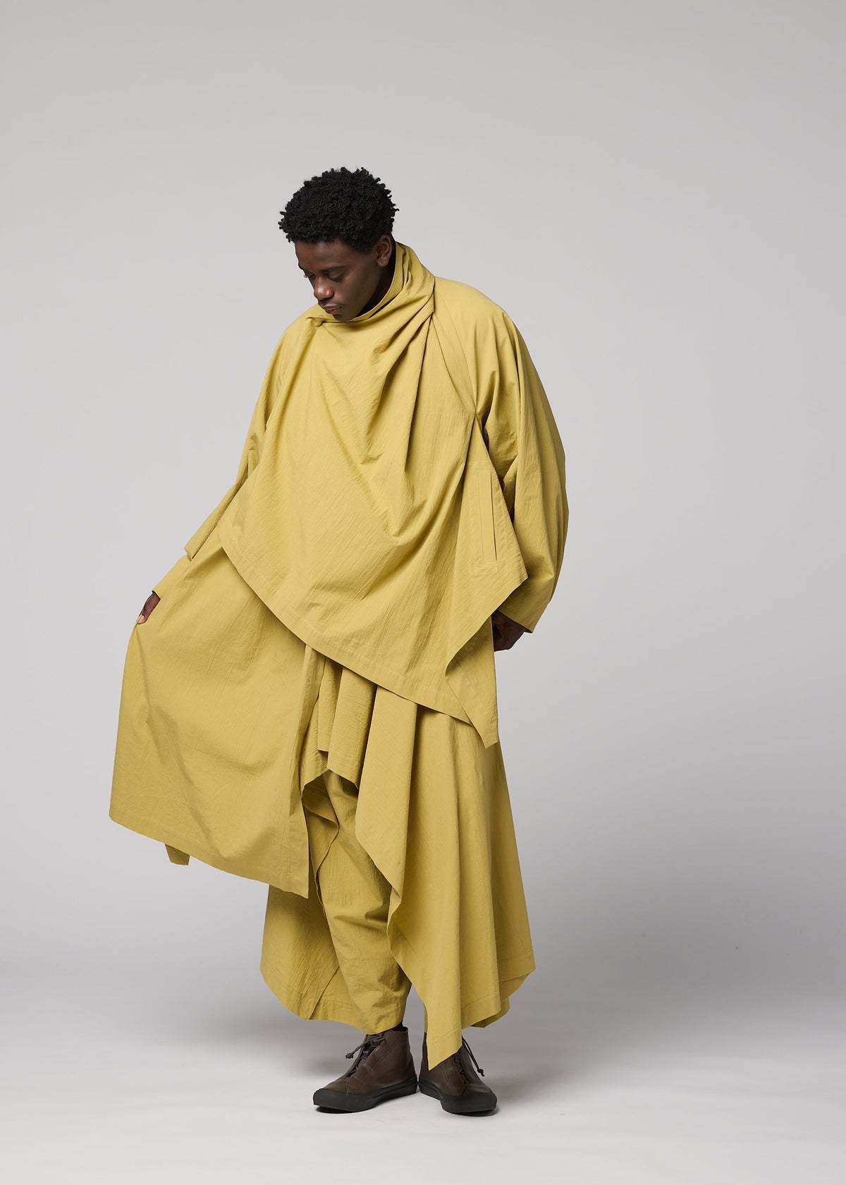 A model wears the IM MEN COMFORT COTTON comfort-cotton-draped-jacket-black.