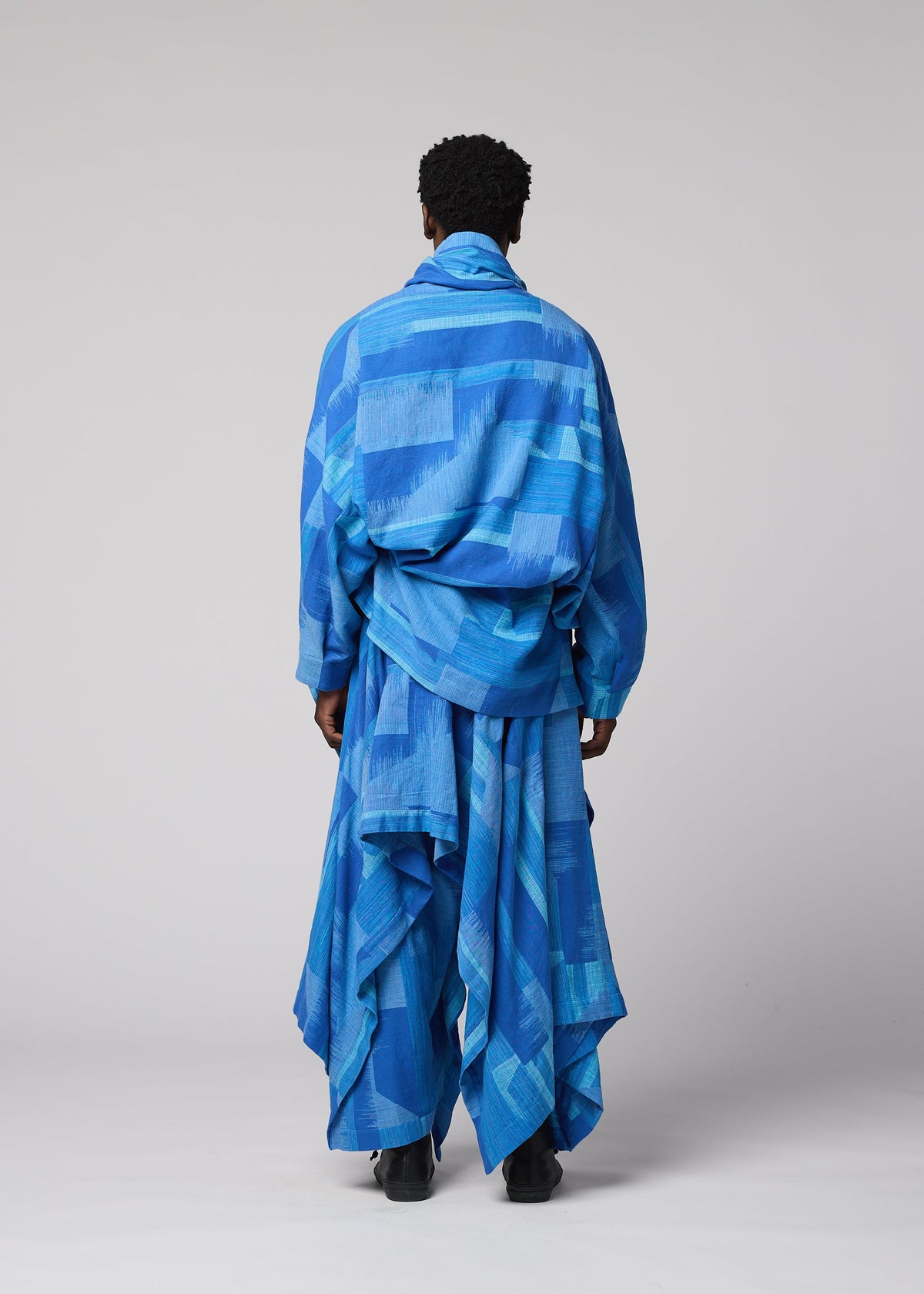 A model wears the IM MEN KASURI kasuri-jacket-blue.