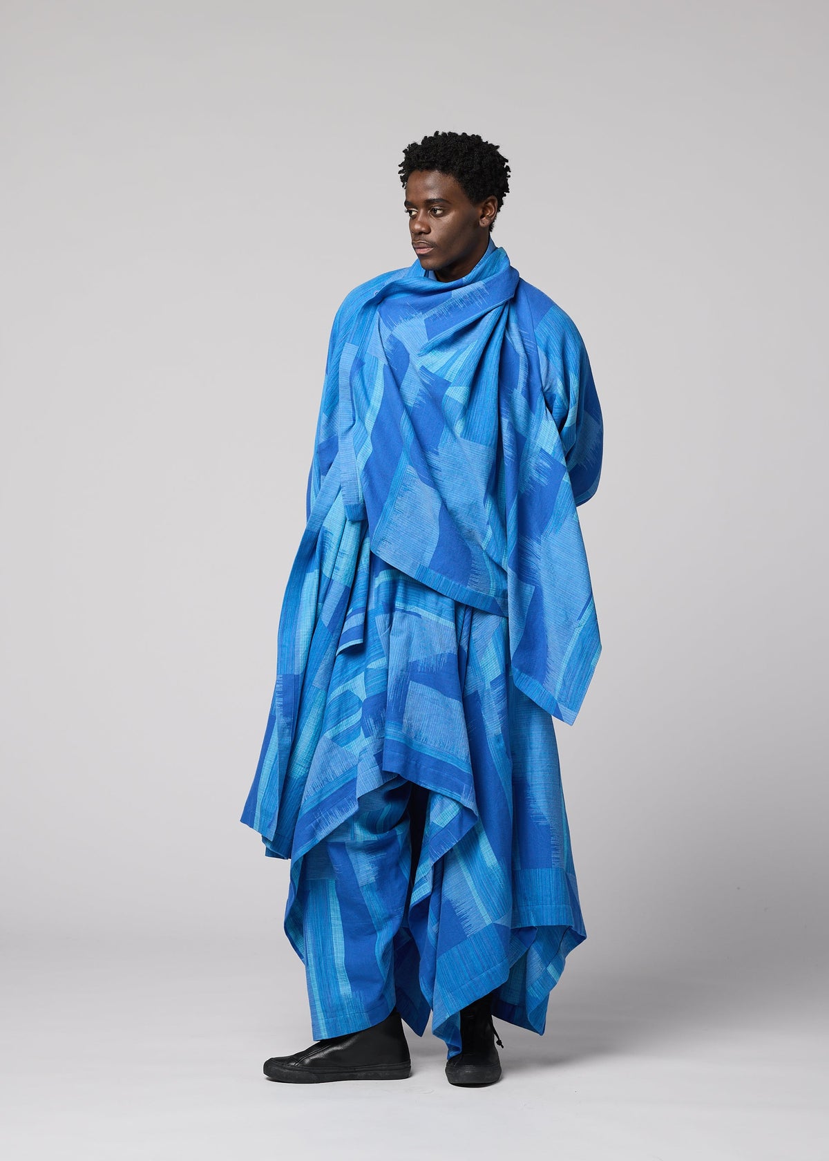 A model wears the IM MEN KASURI kasuri-jacket-blue.