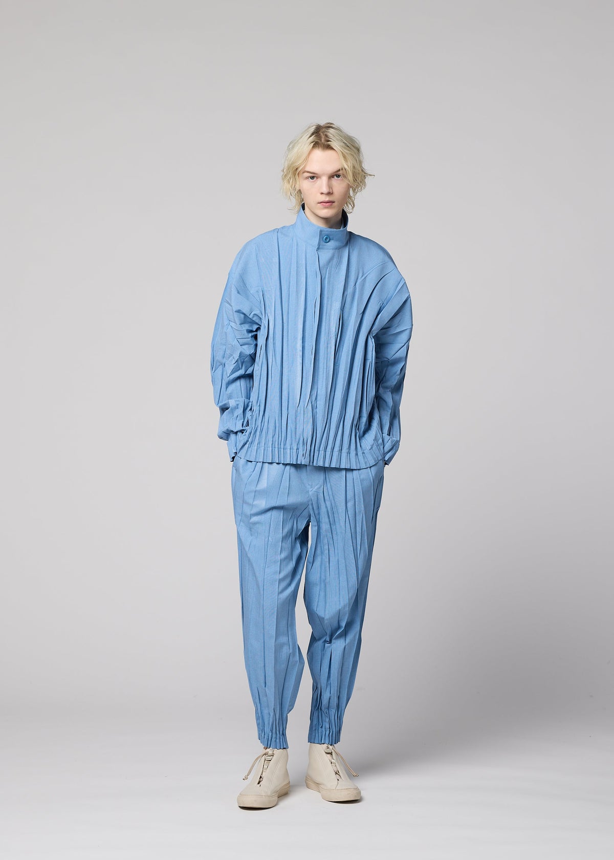 A model wears the IM MEN EDGE edge-jacket-light-blue.