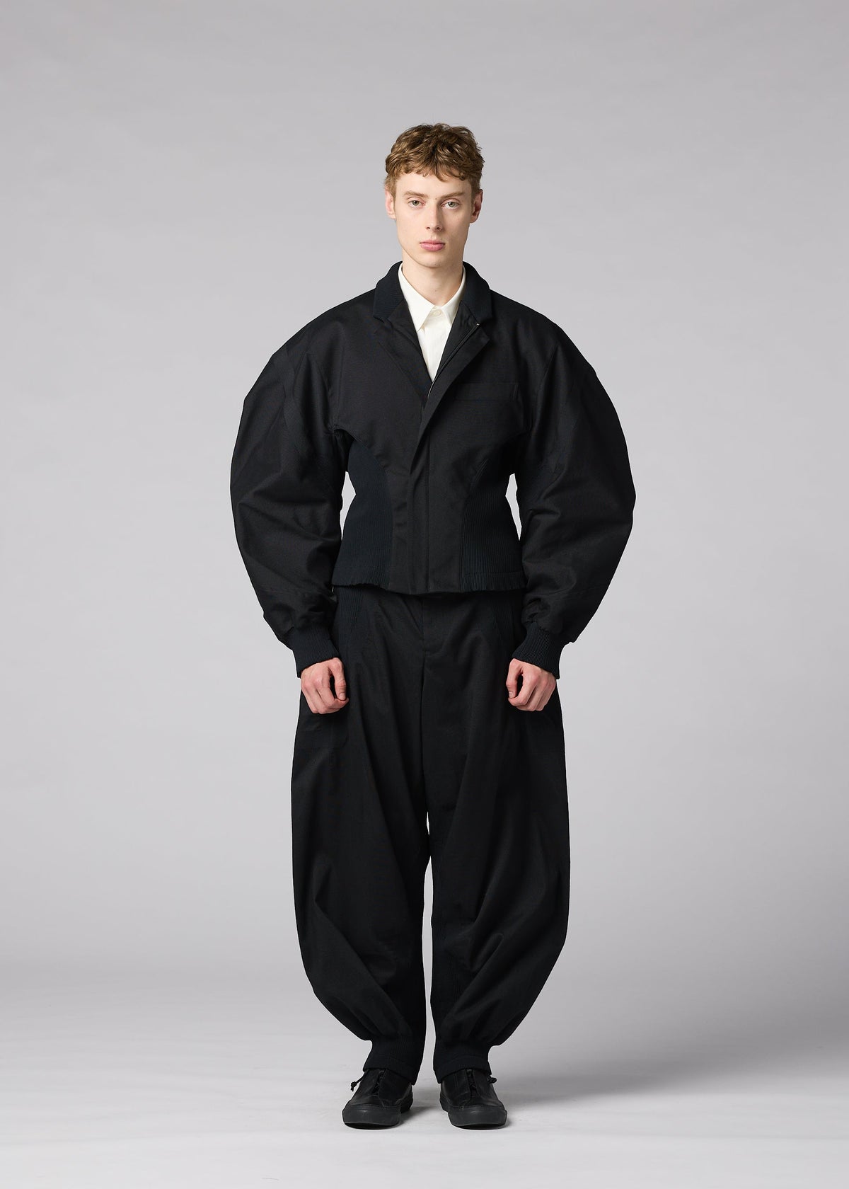 A model wears the IM MEN CLAY clay-jacket-white.