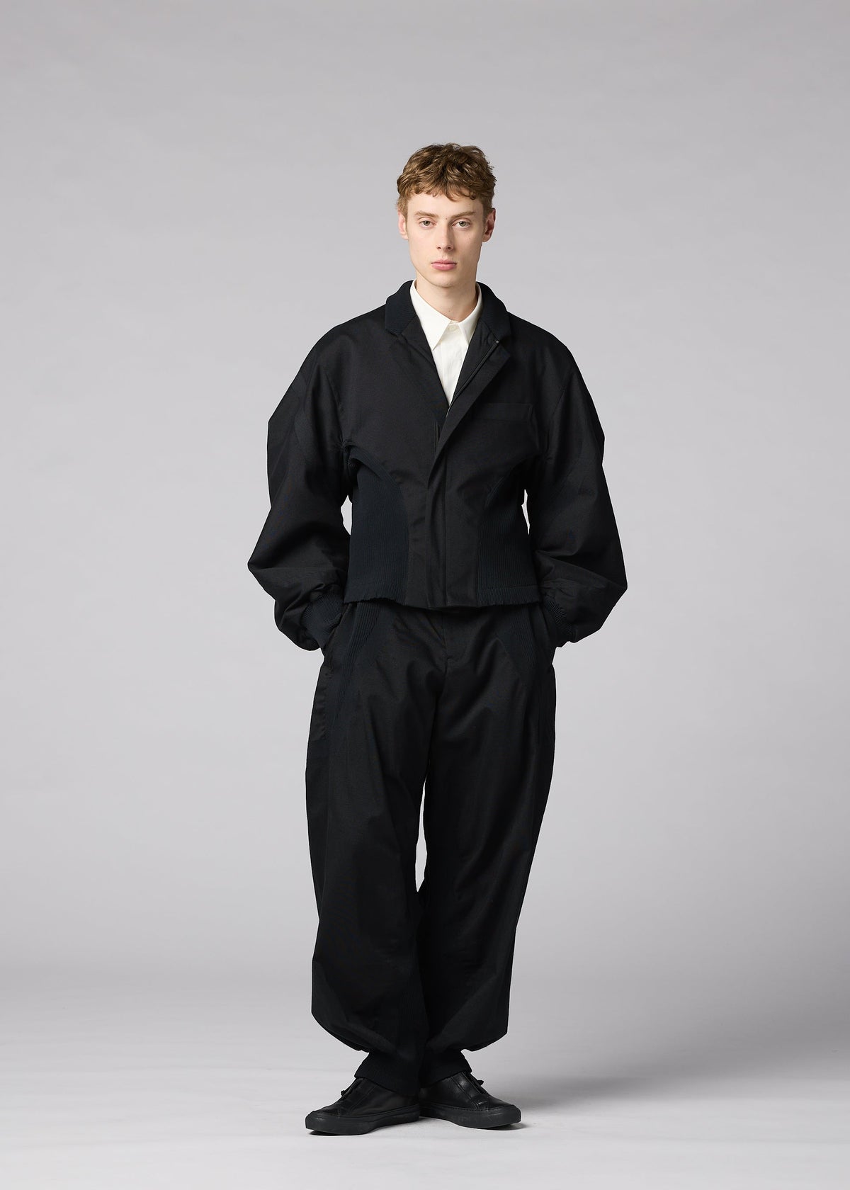 A model wears the IM MEN CLAY clay-jacket-white.
