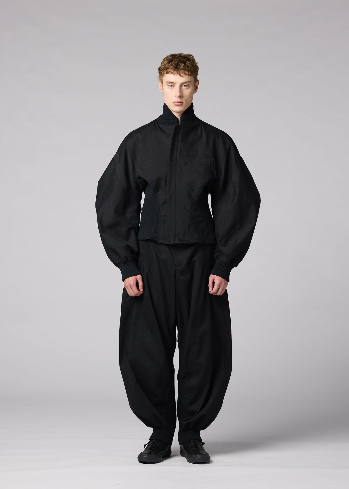 A model wears the IM MEN CLAY clay-jacket-white.