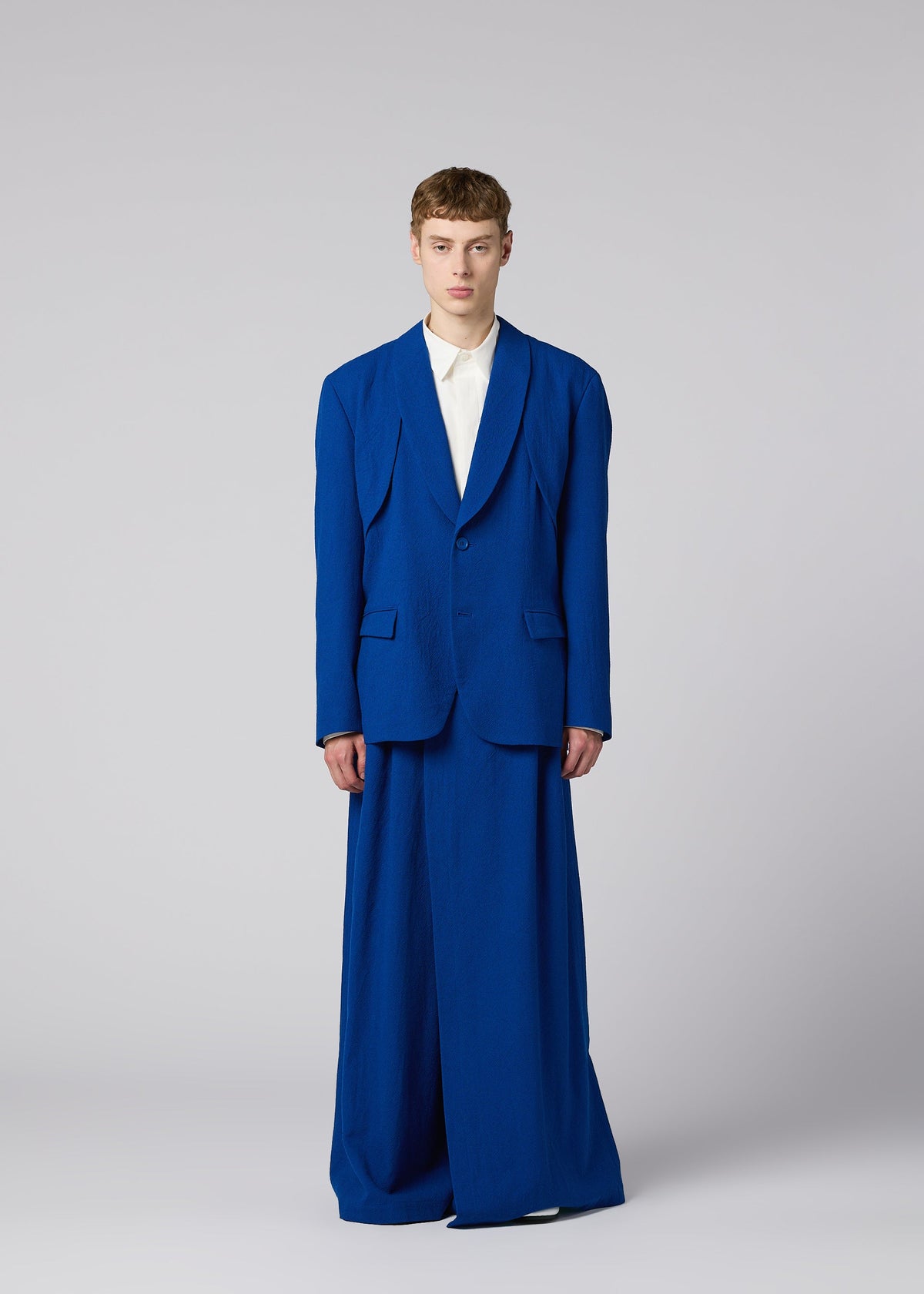 A model wears the IM MEN SHRINK WOOL shrink-wool-jacket-black.
