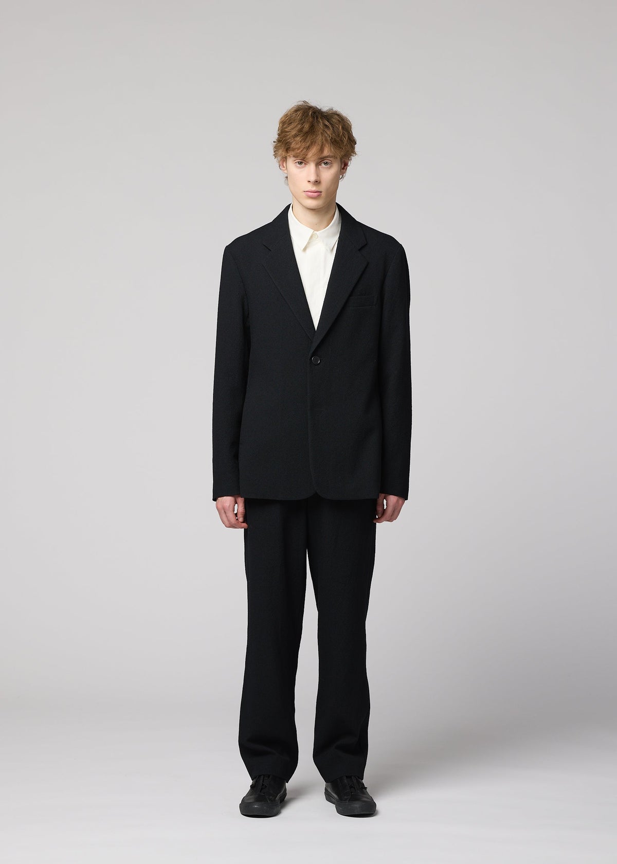 A model wears the IM MEN SHRINK WOOL shrink-wool-single-breasted-jacket-brown.