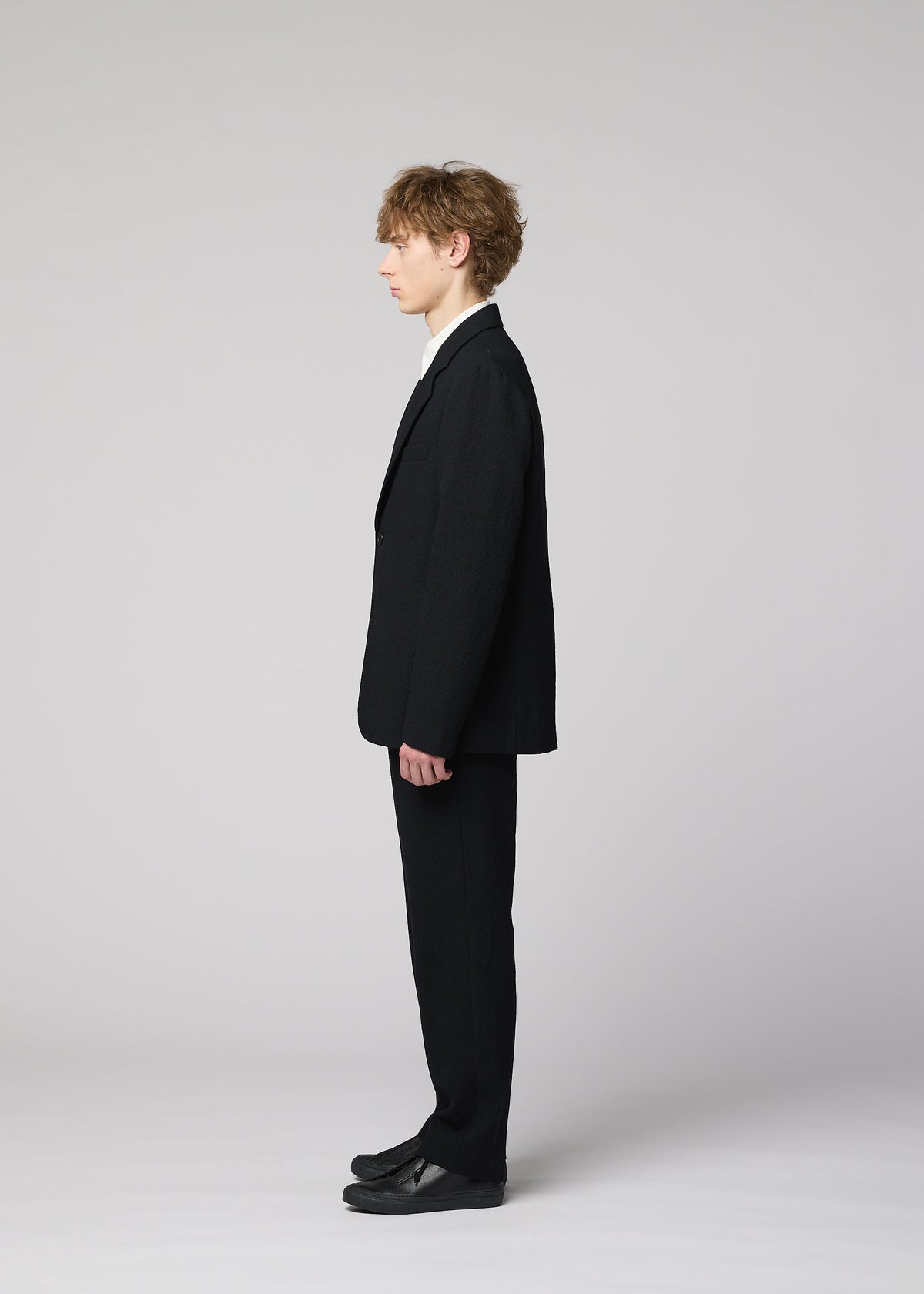 A model wears the IM MEN SHRINK WOOL shrink-wool-single-breasted-jacket-brown.