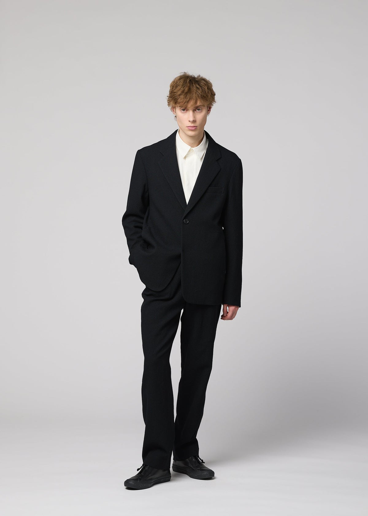 A model wears the IM MEN SHRINK WOOL shrink-wool-single-breasted-jacket-black.
