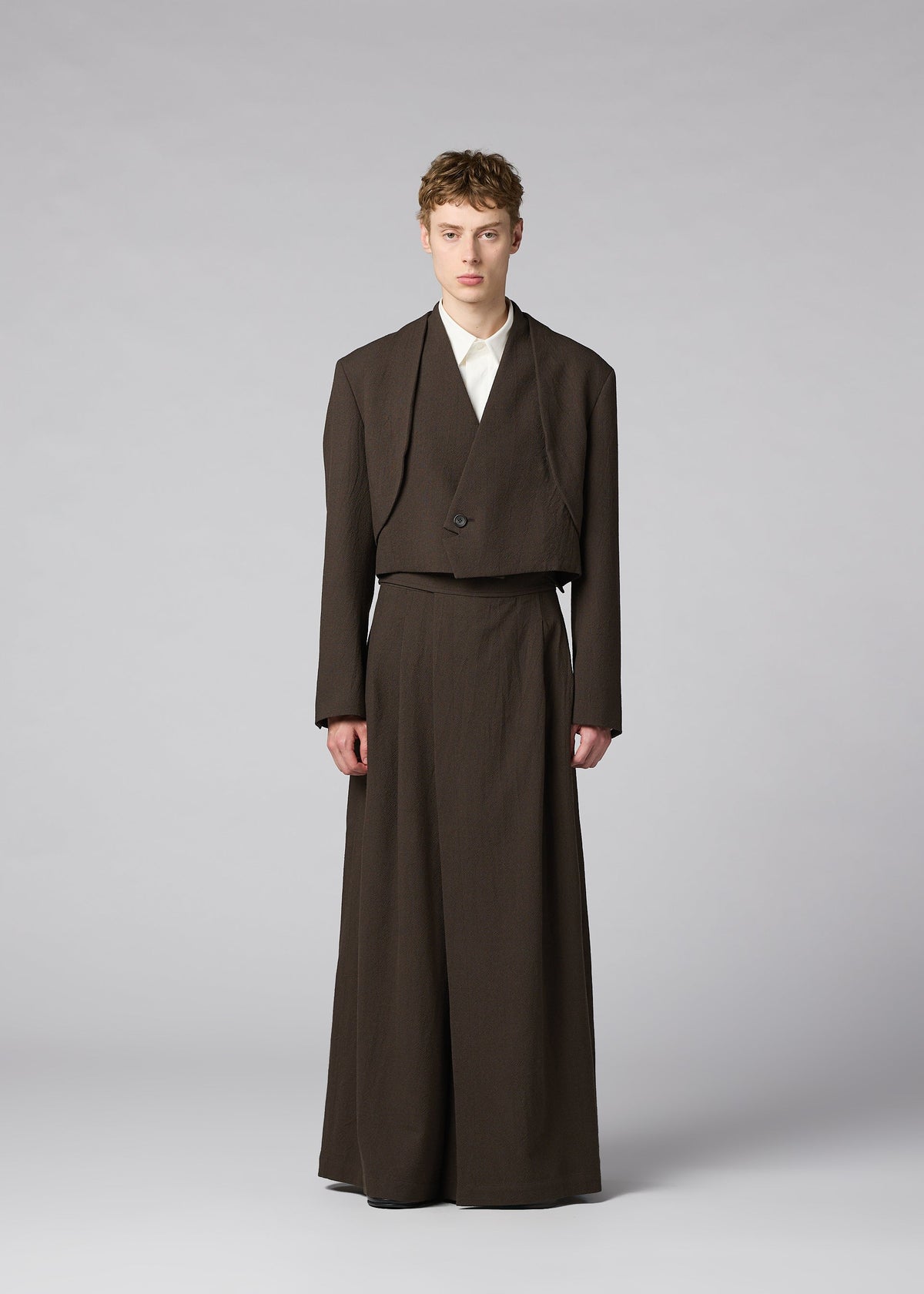 A model wears the IM MEN SHRINK WOOL shrink-wool-short-jacket-black.