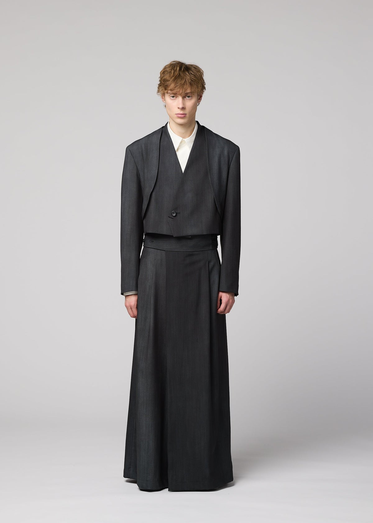 A model wears the IM MEN GRADATION WOOL gradation-wool-short-jacket-yellow.