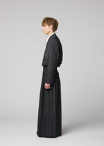 A model wears the IM MEN GRADATION WOOL gradation-wool-short-jacket-blue.
