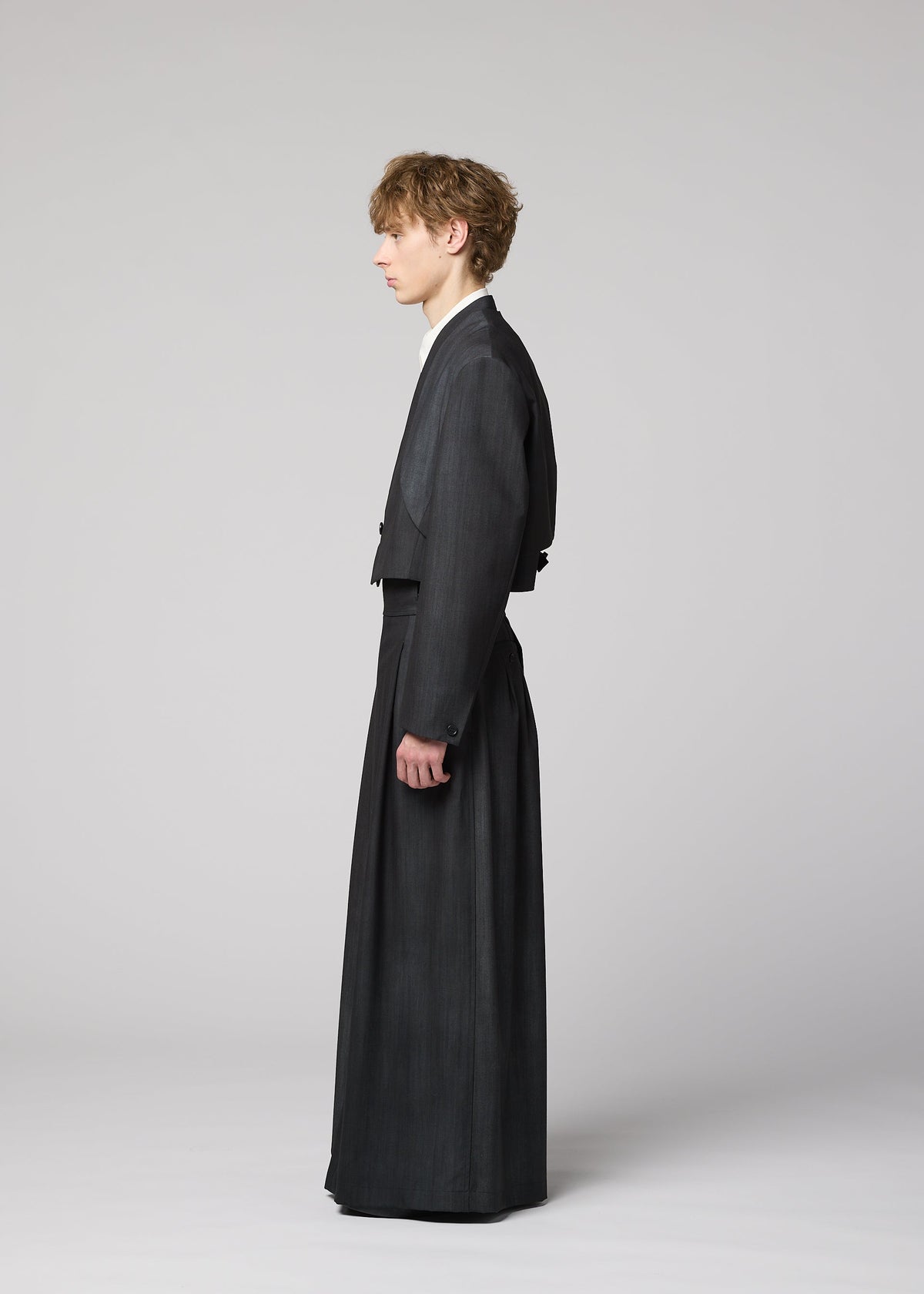 A model wears the IM MEN GRADATION WOOL gradation-wool-short-jacket-blue.