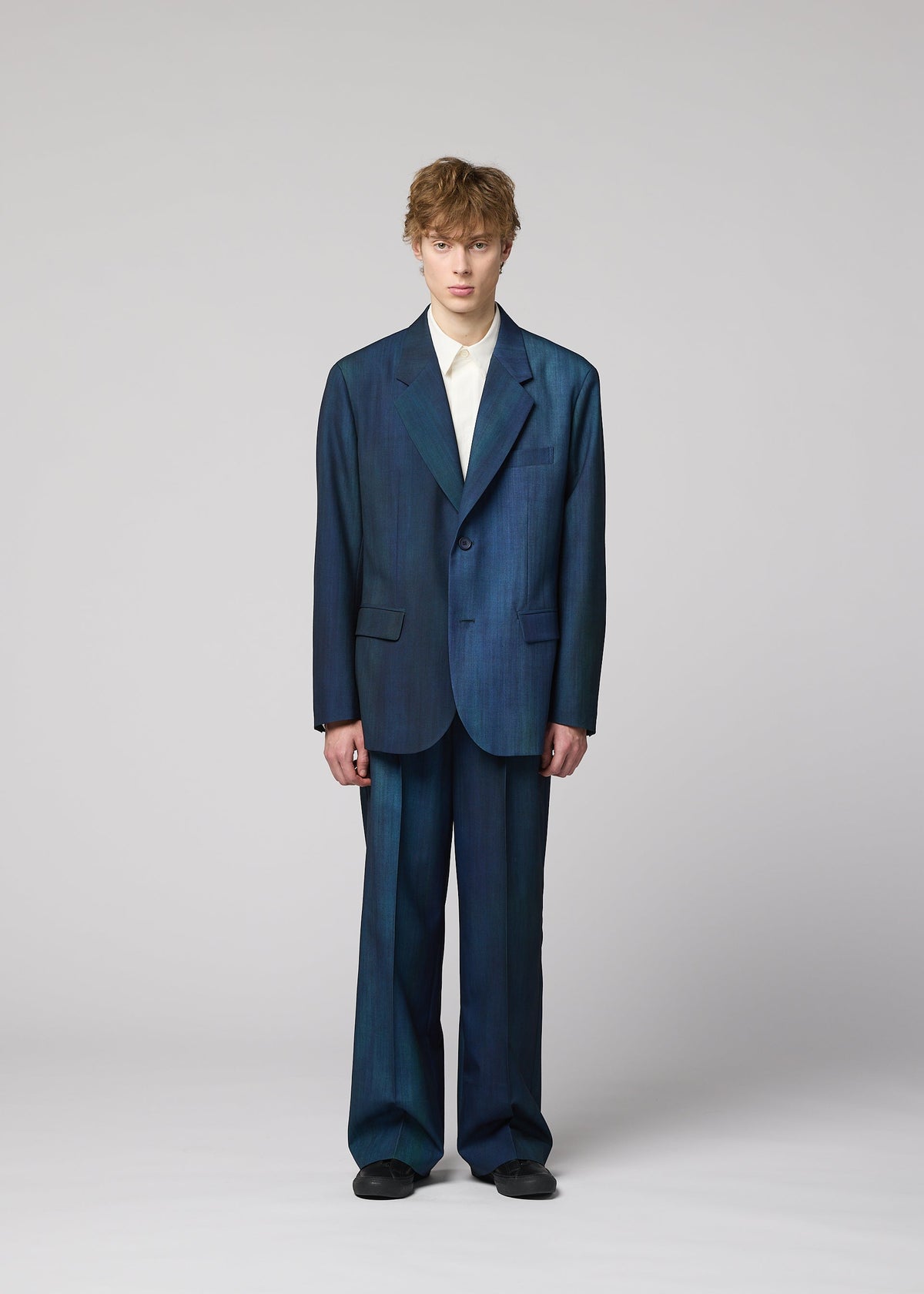 A model wears the IM MEN GRADATION WOOL gradation-wool-jacket-blue.