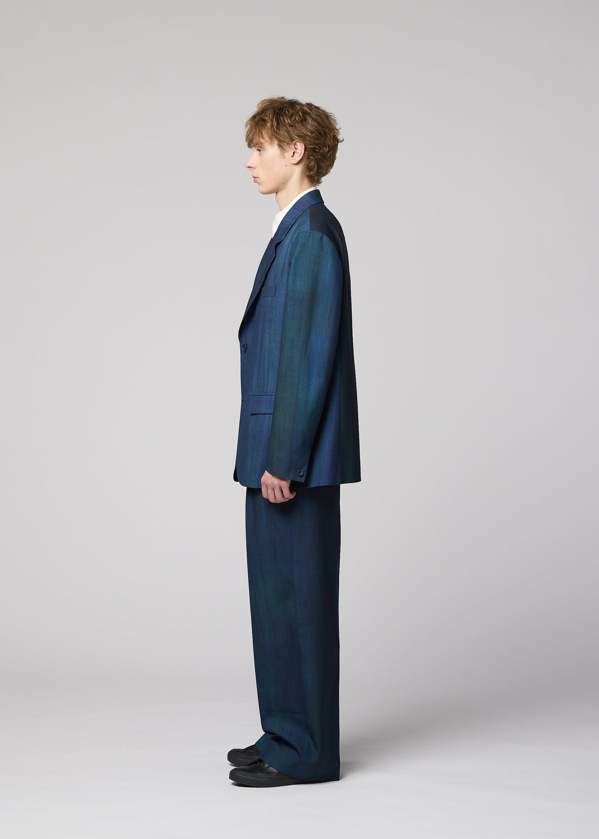 A model wears the IM MEN GRADATION WOOL gradation-wool-short-jacket-black.