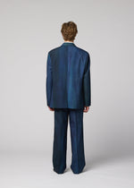 A model wears the IM MEN GRADATION WOOL gradation-wool-jacket-blue.