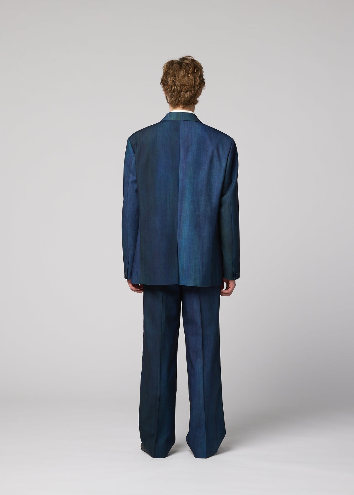 A model wears the IM MEN GRADATION WOOL gradation-wool-short-jacket-black.