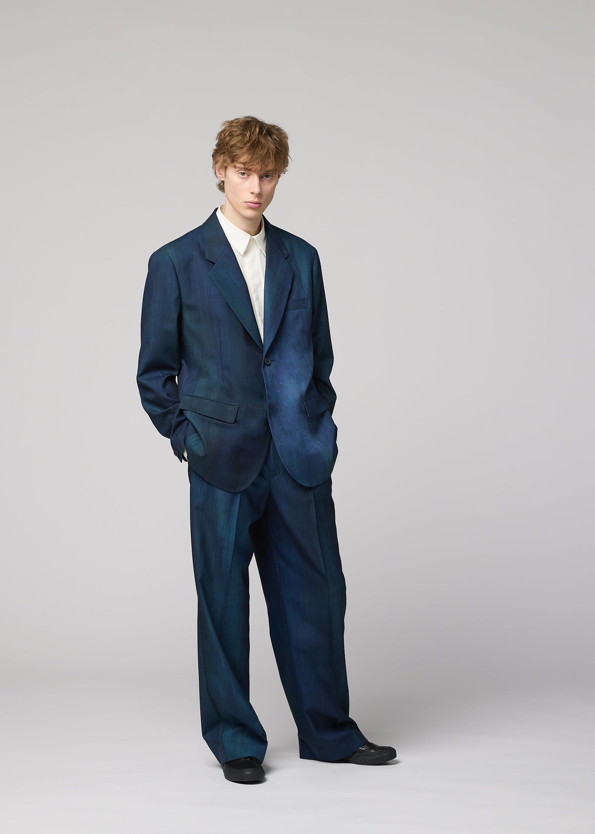 A model wears the IM MEN GRADATION WOOL gradation-wool-jacket-blue.