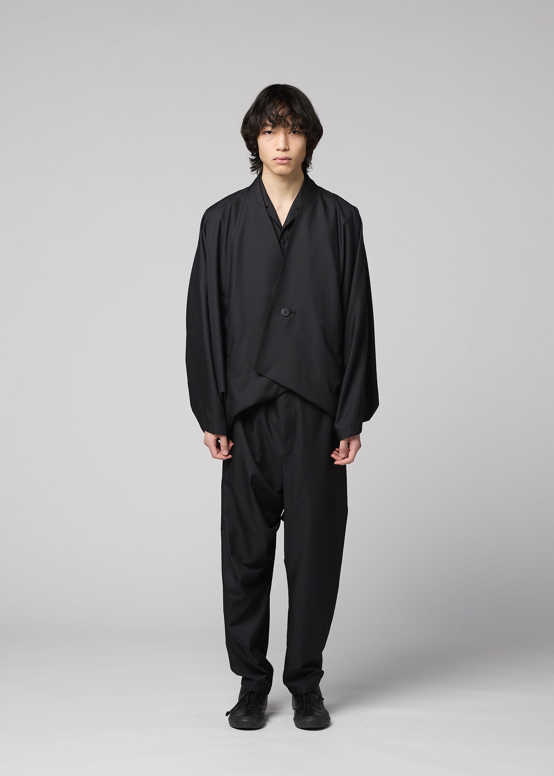 A model wears the IM MEN SWING BLACK swing-black-trousers-black.