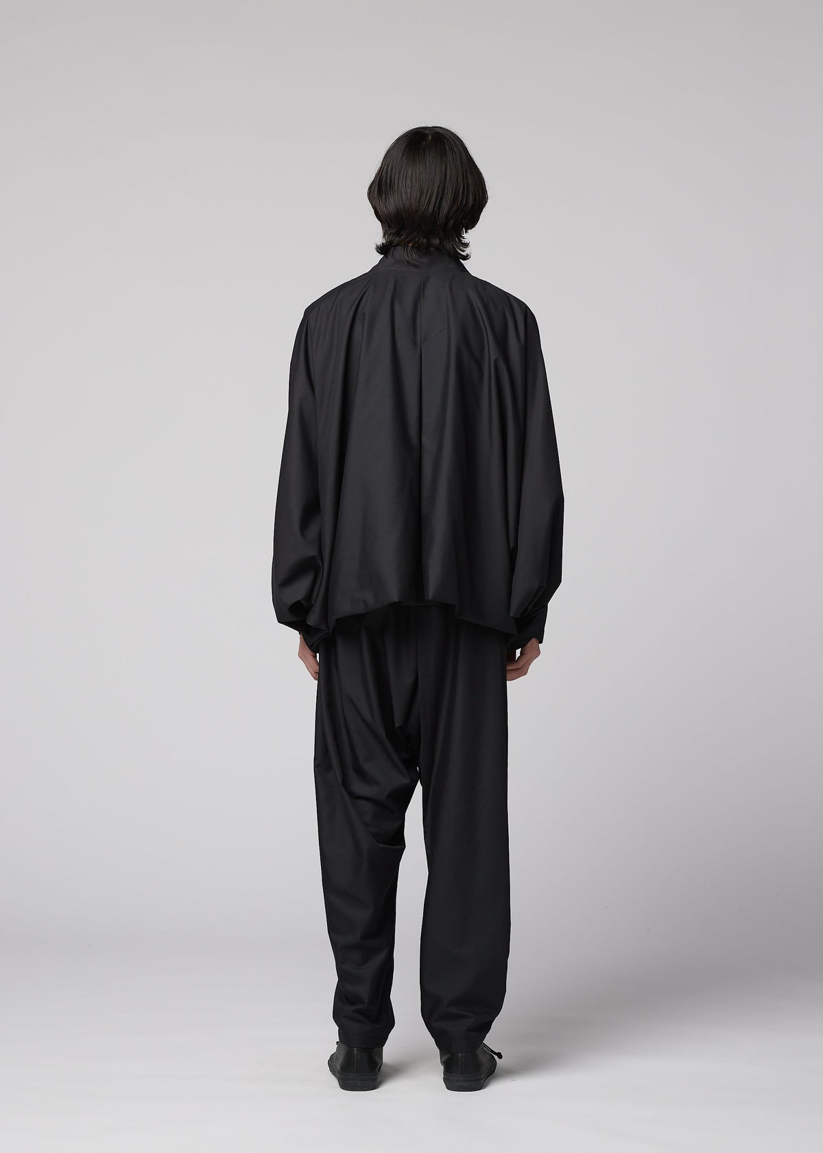 A model wears the IM MEN SWING BLACK swing-black-trousers-black.